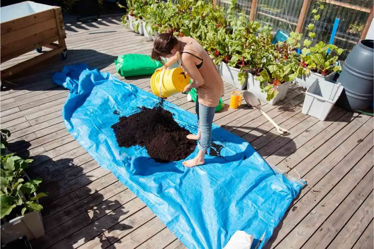 How To Make a Lightweight Soil Mixture for Roof Gardens